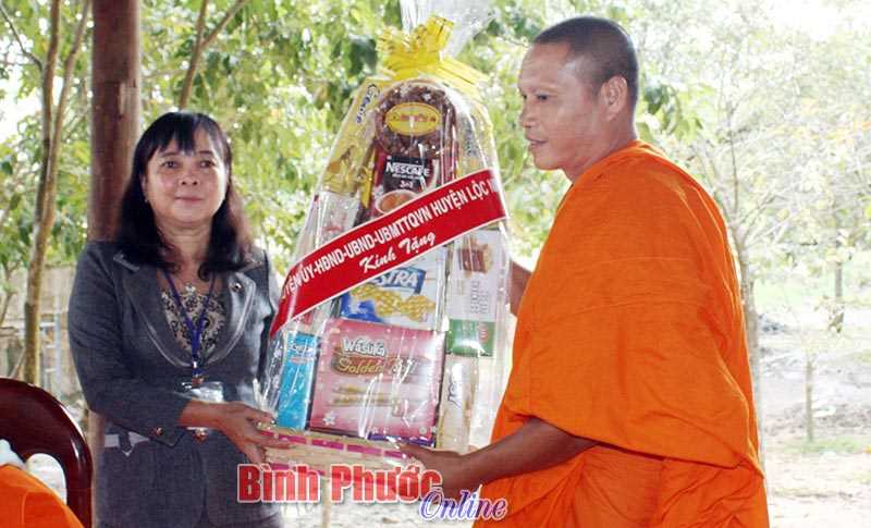 Ủy ban Dân tộc thăm, tặng quà các chùa Khơme ở Lộc Ninh