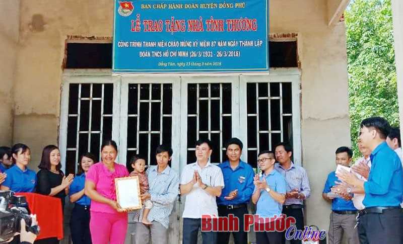 Huyện đoàn Đồng Phú tặng nhà tình thương Huyện đoàn Đồng Phú tặng nhà tình thương