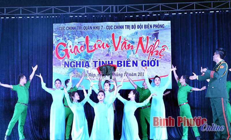 Giao lưu văn nghệ “Nghĩa tình biên giới” ở Bù Gia Mập
