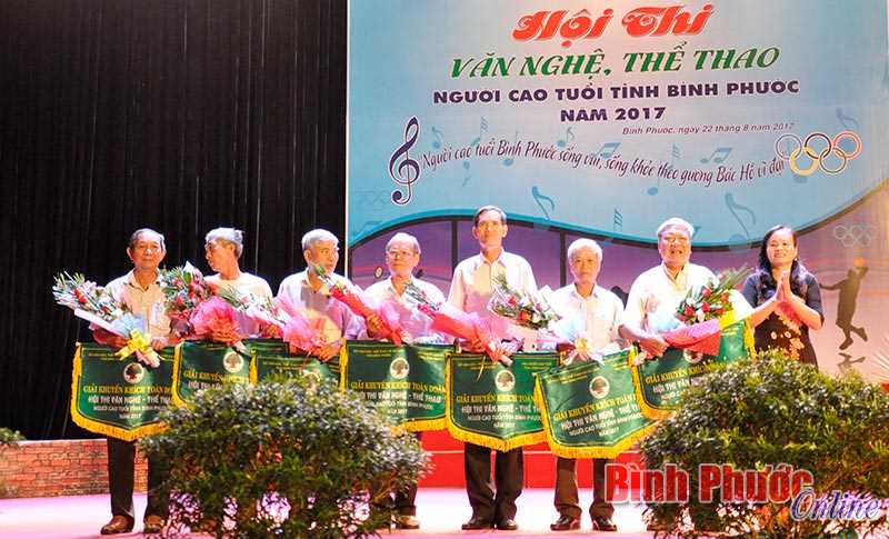 Sôi nổi hội thi văn nghệ, thể thao người cao tuổi Sôi nổi hội thi văn nghệ, thể thao người cao tuổi