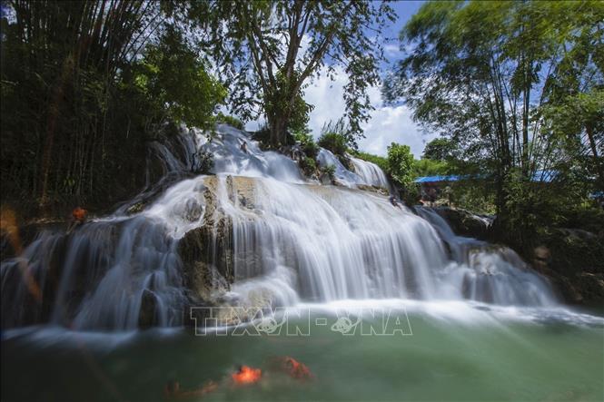 Vẻ đẹp của thác Trăng ở Hoà Bình