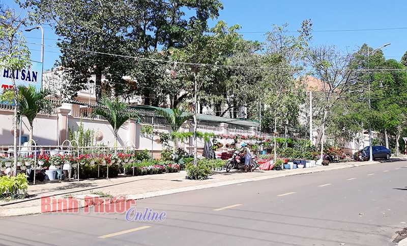 Ảnh phê bình: Vỉa hè bị chiếm dụng Ảnh phê bình: Vỉa hè bị chiếm dụng