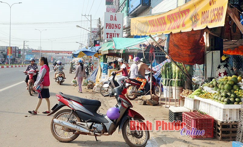 Vỉa hè, lòng đường bị chiếm dụng Vỉa hè, lòng đường bị chiếm dụng