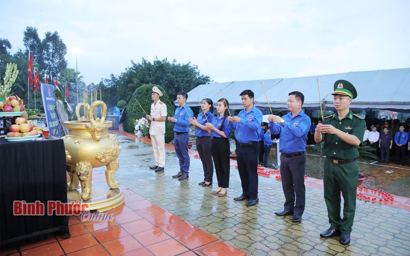 Bình Phước: 500 đoàn viên thanh niên thắp nến tri ân dịp 27-7