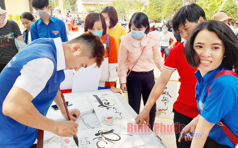 Viết thư pháp tặng người hiến máu Viết thư pháp tặng người hiến máu