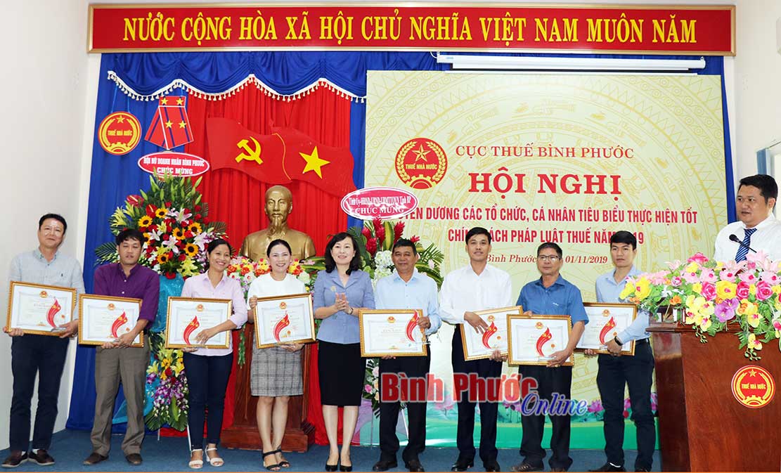 vinh-danh-101112019041544.jpg