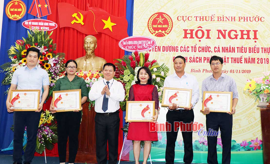 vinh-danh-301112019041751.jpg