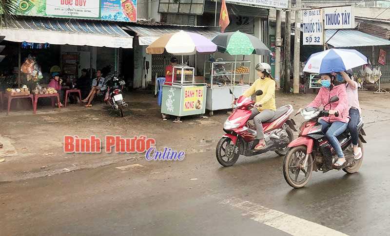“Vô tư” vi phạm an toàn giao thông “Vô tư” vi phạm an toàn giao thông