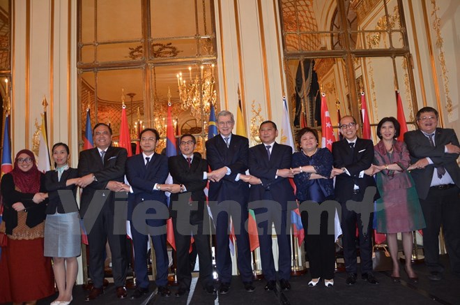 Gặp mặt thân mật chào mừng sự ra đời của cộng đồng ASEAN Gặp mặt thân mật chào mừng sự ra đời của cộng đồng ASEAN