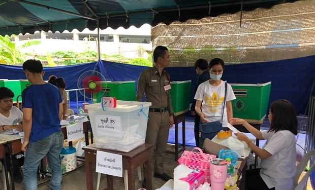 Thái Lan tổ chức bỏ phiếu tổng tuyển cử sớm cho 2,6 triệu cử tri Thái Lan tổ chức bỏ phiếu tổng tuyển cử sớm cho 2,6 triệu cử tri