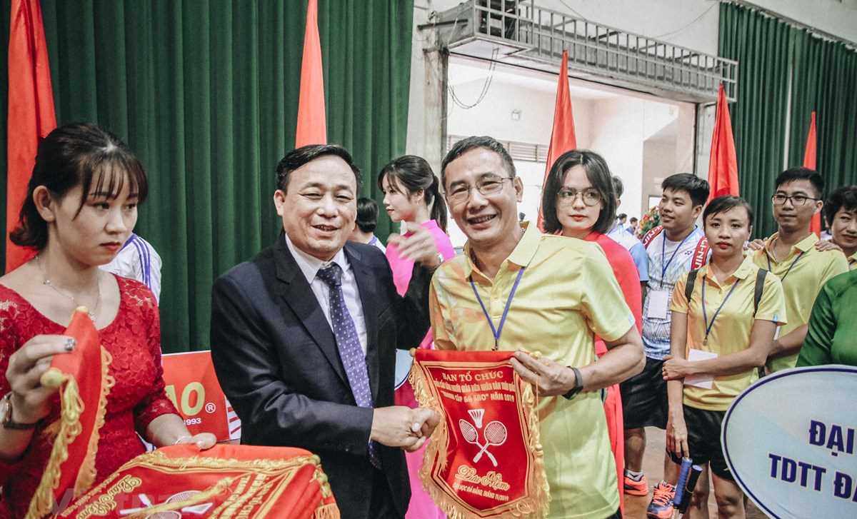 Khai mạc Giải cầu lông Người giáo viên toàn quốc mừng ngày 20-11 Khai mạc Giải cầu lông Người giáo viên toàn quốc mừng ngày 20-11