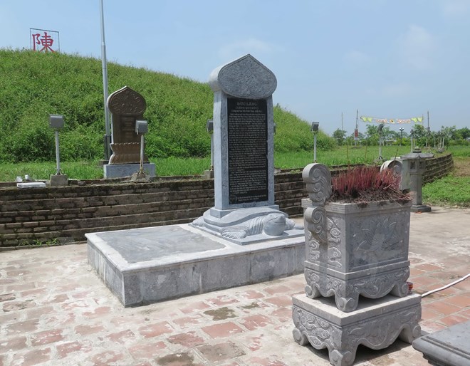 Đề nghị di dời 6 tấm bia "dựng chui" còn lại tại đền Trần Thái Bình Đề nghị di dời 6 tấm bia "dựng chui" còn lại tại đền Trần Thái Bình