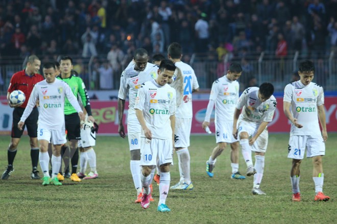 Á quân V-League bất lực trước "xe bus hai tầng" ở Khánh Hòa Á quân V-League bất lực trước "xe bus hai tầng" ở Khánh Hòa