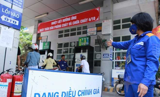 Đồng loạt giảm giá, xăng RON 92 lùi về mức 17.274 đồng mỗi lít Đồng loạt giảm giá, xăng RON 92 lùi về mức 17.274 đồng mỗi lít