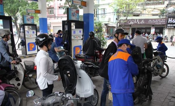 Ứng phó Covid-19, giá xăng RON95-III giảm hơn 2.300 đồng mỗi lít