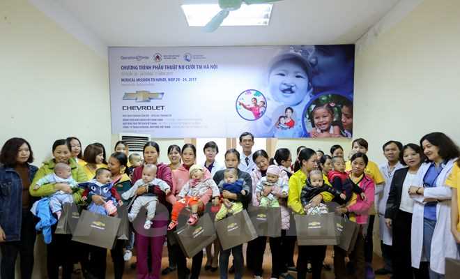 Phẫu thuật miễn phí cho hơn 50 trẻ em bị dị tật hở môi-hàm ếch