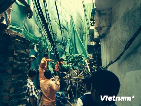 Giàn giáo công trình nhà cao tầng đổ sập vào nhà dân