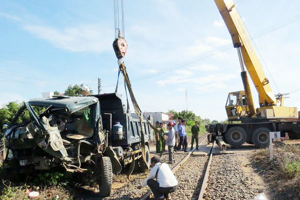 Tàu hỏa đâm trực diện xe tải, 1 người bị thương nặng Tàu hỏa đâm trực diện xe tải, 1 người bị thương nặng