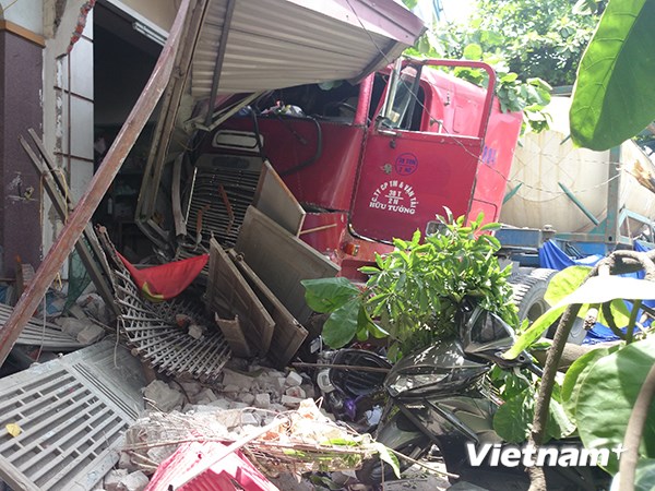 Container đâm thẳng vào nhà dân sau khi cán chết người Container đâm thẳng vào nhà dân sau khi cán chết người