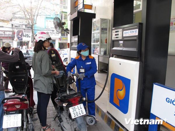 Giá xăng RON 92 tại Petrolimex giảm 550 đồng mỗi lít