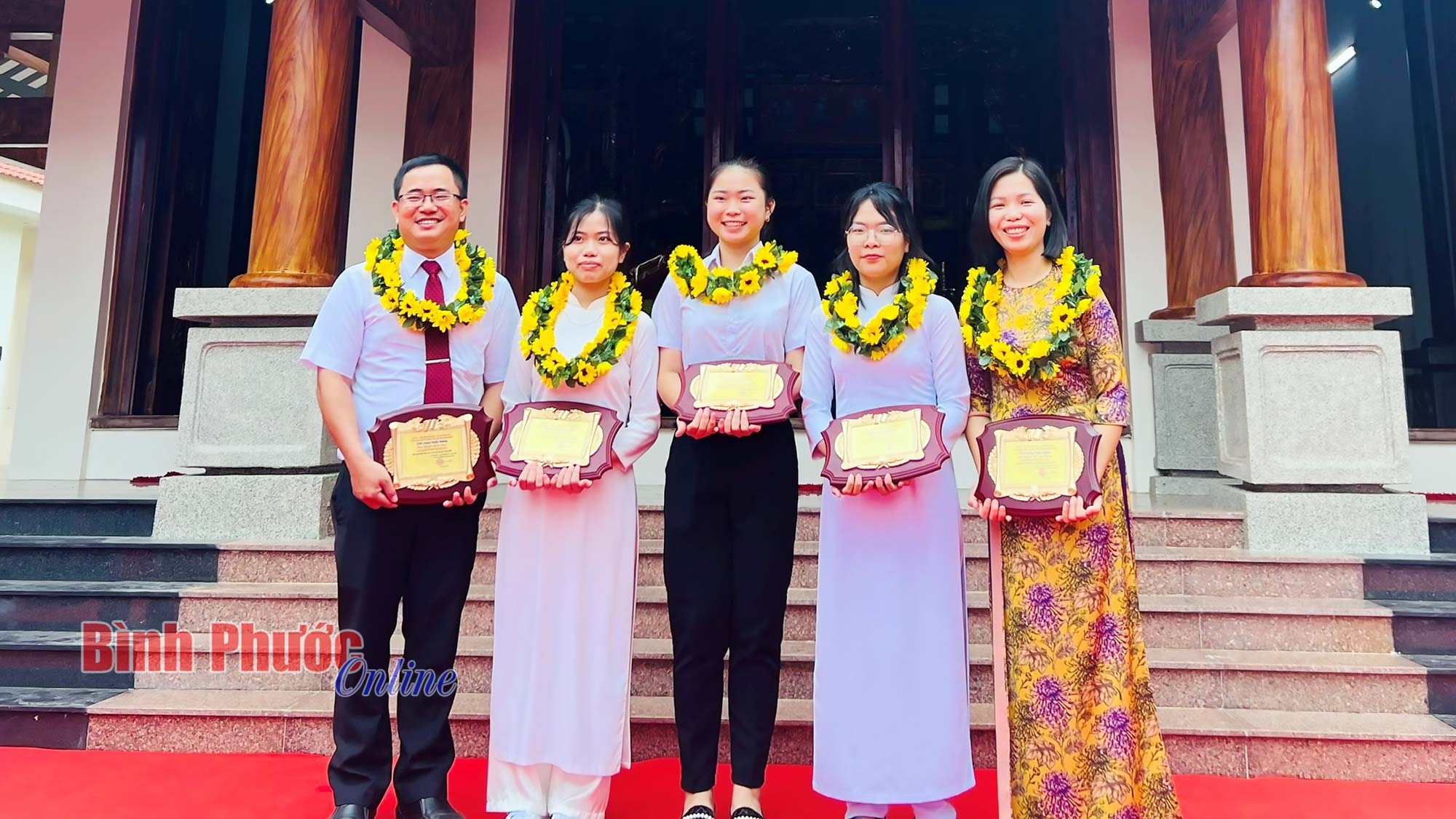 Vươn tầm quốc tế Vươn tầm quốc tế
