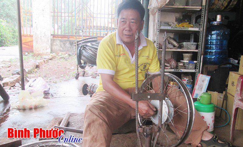 Vươn lên từ đôi chân tật nguyền Vươn lên từ đôi chân tật nguyền