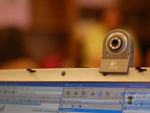 Những nguy hiểm rình rập từ… webcam