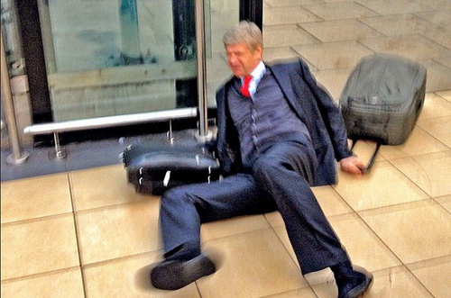 HLV Wenger trượt ngã, giấc mơ vô địch của Arsenal tan tành HLV Wenger trượt ngã, giấc mơ vô địch của Arsenal tan tành