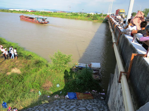 Phát hiện xác người bị buộc đá vào cổ dưới sông
