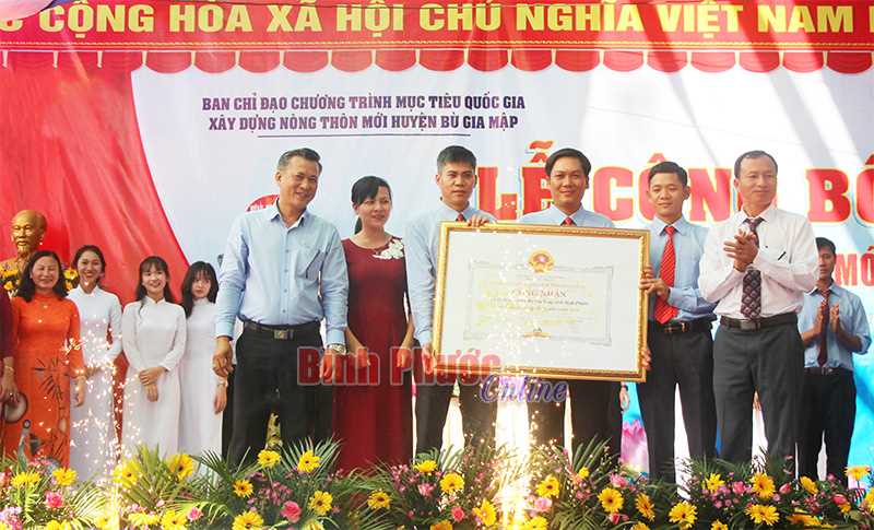 Xã Đa Kia nhận bằng đạt chuẩn nông thôn mới Xã Đa Kia nhận bằng đạt chuẩn nông thôn mới