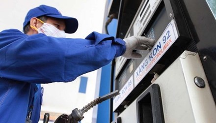 Giá xăng RON giảm 373 đồng/lít Giá xăng RON giảm 373 đồng/lít