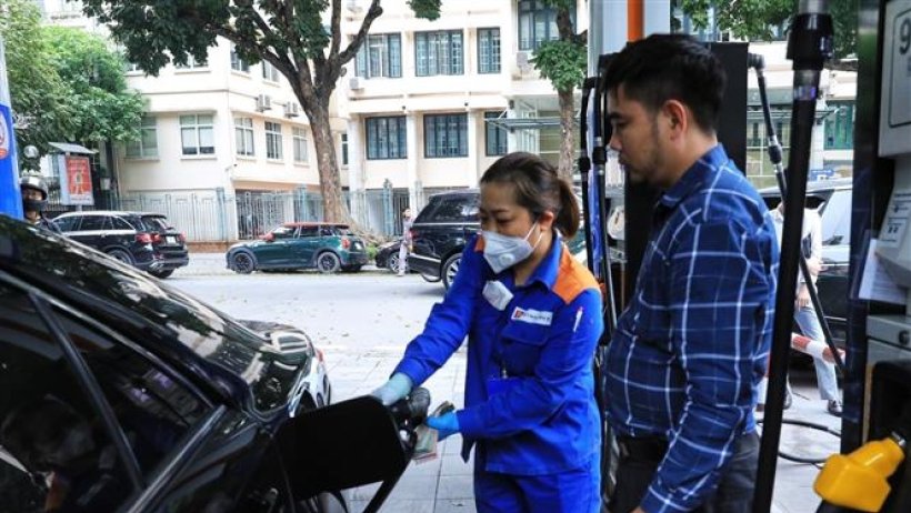 Xăng giảm gần 400 đồng/lít