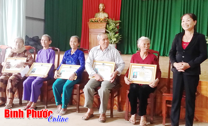 Xã Phú Riềng tổ chức mừng thọ 98 người cao tuổi Xã Phú Riềng tổ chức mừng thọ 98 người cao tuổi