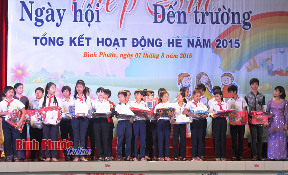 96 học sinh nghèo được tiếp sức đến trường 96 học sinh nghèo được tiếp sức đến trường