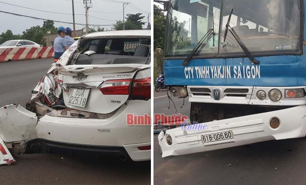 Xe chở công nhân tông xe 4 chỗ, hàng chục người hoảng hốt
