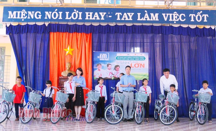 Viettel Bình Phước trao 10 xe đạp cho học sinh DTTS vượt khó học tốt Viettel Bình Phước trao 10 xe đạp cho học sinh DTTS vượt khó học tốt