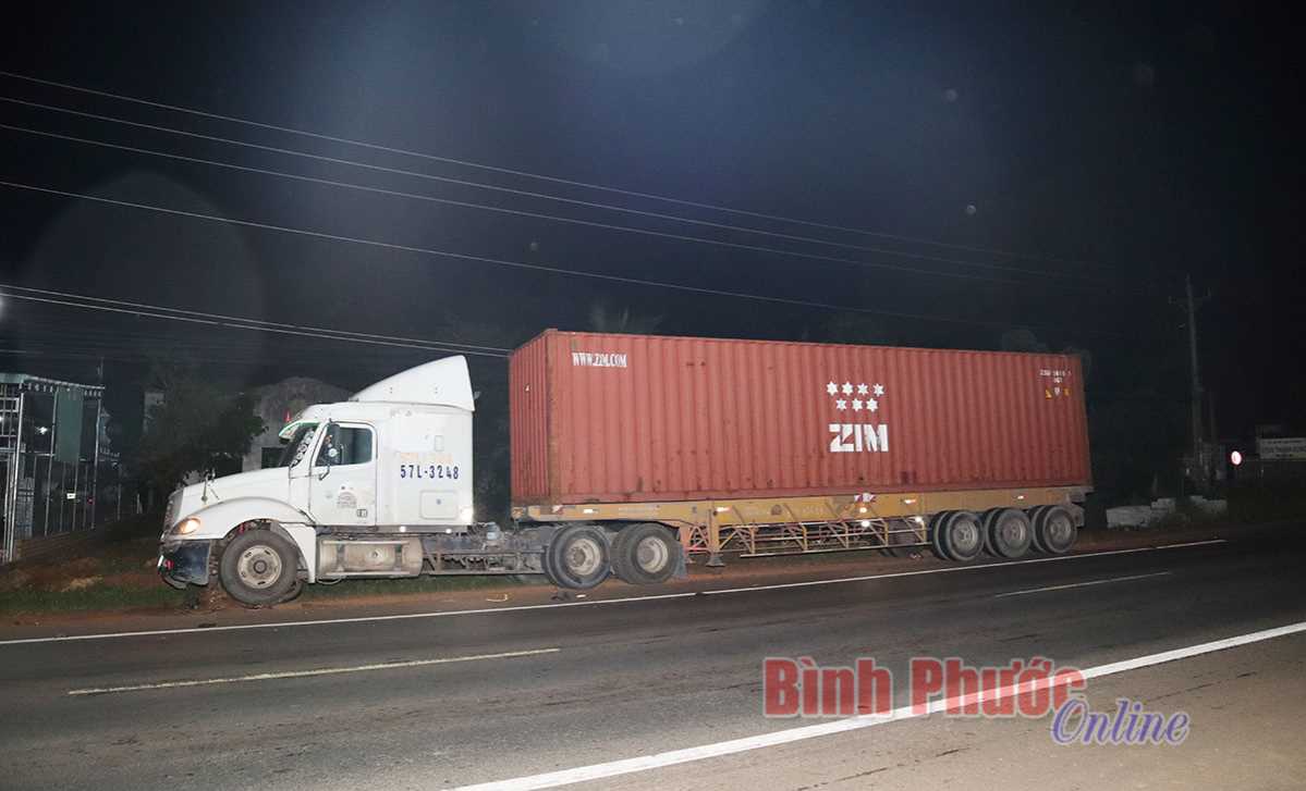 Xe container tông trực diện, một người chết, một người nguy kịch Xe container tông trực diện, một người chết, một người nguy kịch