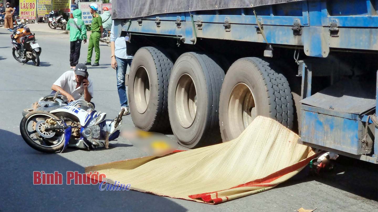 Xe đầu kéo va chạm xe máy, 1 người tử vong