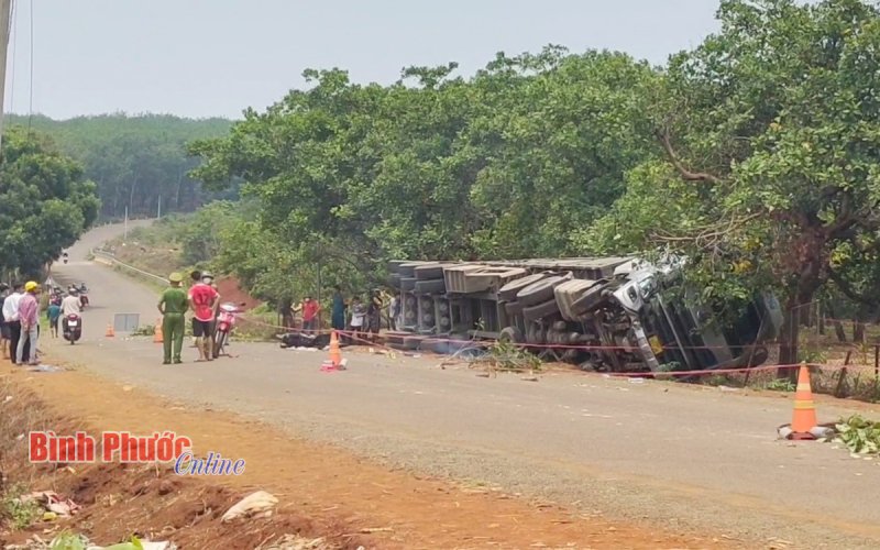 Xe máy va chạm container, 2 bà cháu tử vong