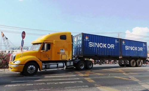 Một bé trai chết thảm dưới bánh xe container Một bé trai chết thảm dưới bánh xe container