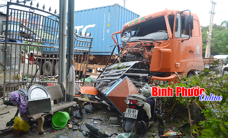 Xe đầu kéo tông vào quán cơm tấm, 2 người bị thương
