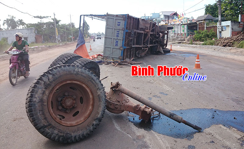 CHƠN THÀNH: Liên tiếp tai nạn xe chở củi cao su quá khổ, quá tải CHƠN THÀNH: Liên tiếp tai nạn xe chở củi cao su quá khổ, quá tải