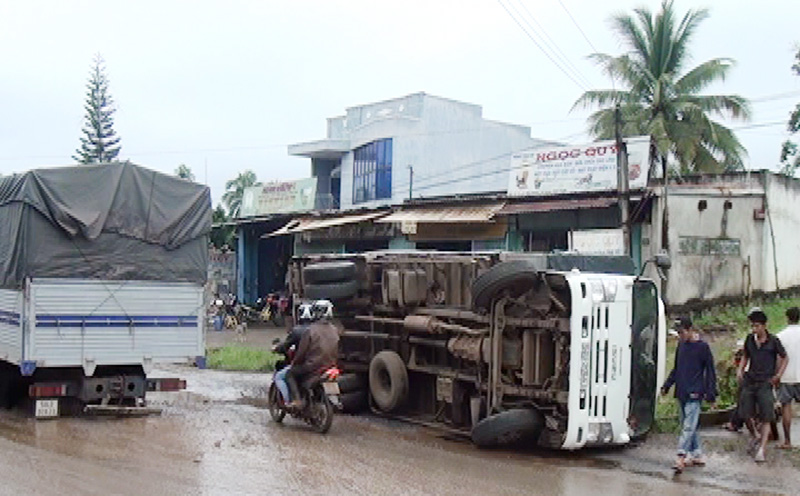 Xe tải lật do đường lún Xe tải lật do đường lún