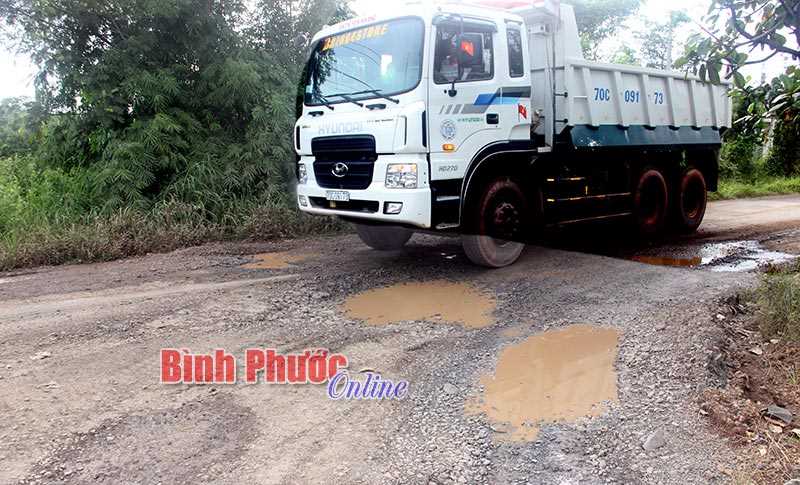 Xe trọng tải lớn “băm nát” đường liên xã Lộc Thiện