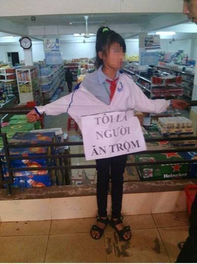 Phẫn nộ vụ học sinh bị nhân viên siêu thị bắt đeo bảng 'ăn trộm' Phẫn nộ vụ học sinh bị nhân viên siêu thị bắt đeo bảng 'ăn trộm'