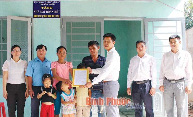 Hoàn thành 879 nhà đại đoàn kết từ chương trình “Nghĩa tình Sông Bé yêu thương” Hoàn thành 879 nhà đại đoàn kết từ chương trình “Nghĩa tình Sông Bé yêu thương”
