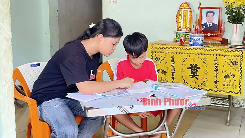 Xót xa hai đứa trẻ mồ côi