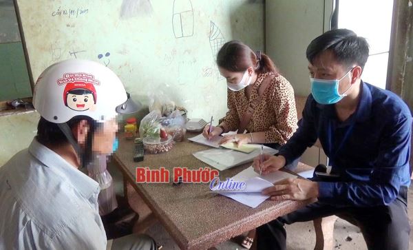 Xử phạt 12 người không đeo khẩu trang nơi công cộng