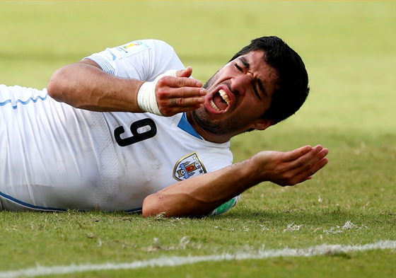 Suarez bị cấm 9 trận vì cắn Chiellini Suarez bị cấm 9 trận vì cắn Chiellini