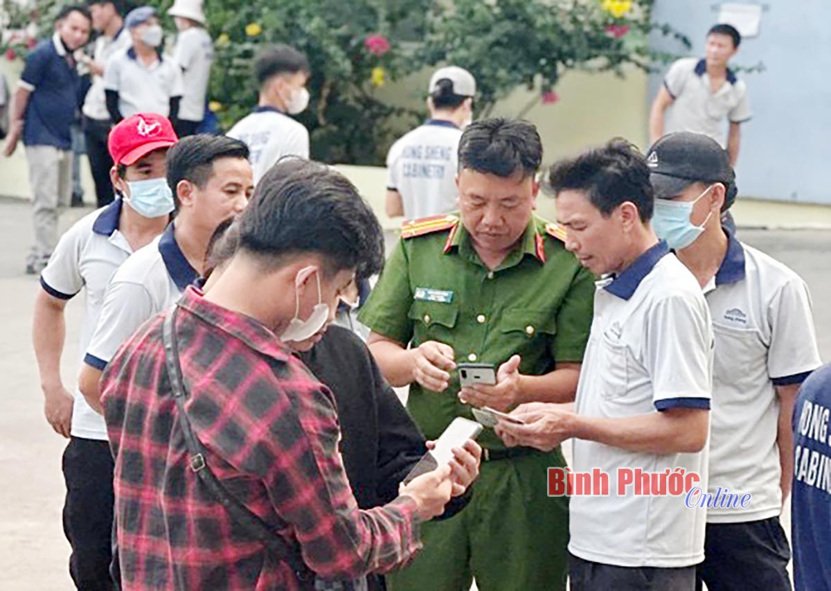 Xung kích hỗ trợ người dân chuyển đổi số Xung kích hỗ trợ người dân chuyển đổi số